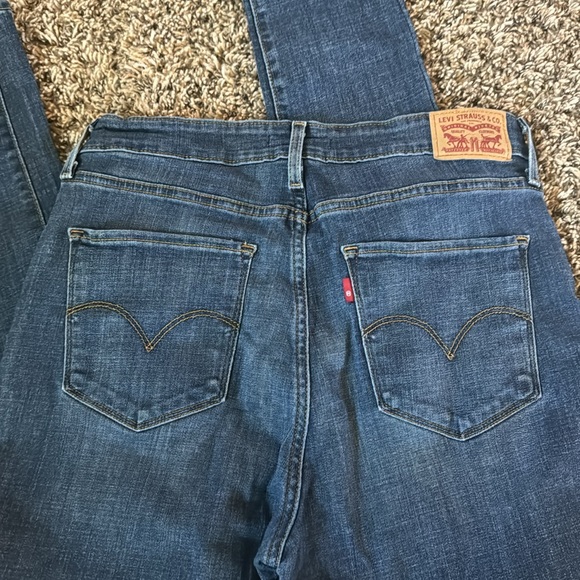 Women’s Levi jeans. High rise skinny. Size 32 - Picture 3 of 3